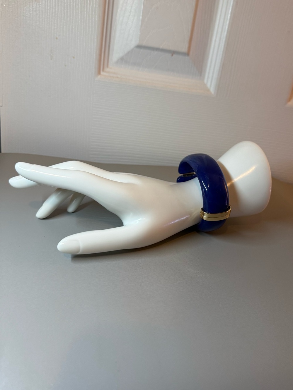 Vintage Cobalt Blue Chunky Lucite Hinged Bangle Bracelet Gold Tone 🗽🖤